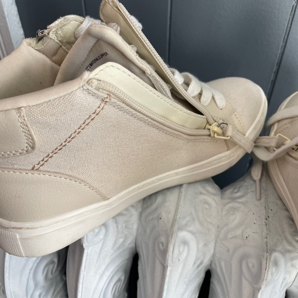 Universal Threads Cream High-Top Sneakers size 6. Zippers for easy slip on - Picture 6 of 6